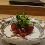 天ぷらあら木 - めじ鮪の漬け 葉ワサビのせ