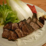 しの田 - 牛イチボ網焼黄身おろし添え