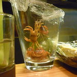 しの田 - カウンターには生きた沢蟹が