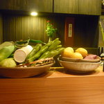 しの田 - カウンターに並ぶ野菜の数々