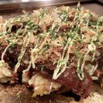 おうさか苑 - 「牛牛玉」（焼きあがり）：ギューギュー押さずに焼いてや～！