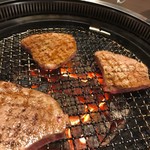 炭火焼肉・韓国料理 KollaBo - 焼きます