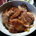 春華食堂 - ほんのり甘めでオーソドックスな焼肉がのっています