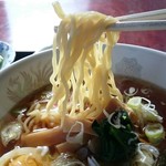 春華食堂 - 食堂のラーメンという感じ
独特の香ばしさはラードか？