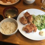 chi-zutakkarubikashikiriniwatorijapankanda - 鶏から揚げ定食 ドリンク付きで680円