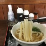 讃岐うどん 大久保 - 中細のツルッとした食感の麺
しなやかですが硬さもありコシもある
わかりやすい美味さかも