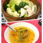 重慶飯店 - 赤魚と季節野菜の蒸し物・たまごとなめこのスープ