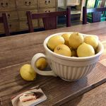 カフェ マメヒコ - 卓上のレモン