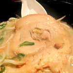 初代 秀ちゃん - イニシエ店のような出涸らしアッサリ肉ではなく、ホロホロに崩れる上質な煮豚タイプ。