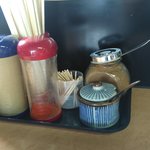 らーめん 萬亀 - 卓上のいろいろ