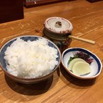 中華そば 勝本 - 白ごはん 100円(魚沼産こしひかりにかつおふりかけとお新香付き、ごはんはおかわり自由)