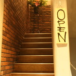 Musashikosugi Wain Dokoro Sanguriya - 入口の階段。その奥には・・・