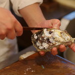 うを徳 - 岩牡蠣（いはがき）を剥（む）く