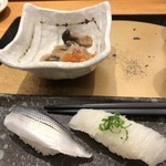 海鮮処 寿し常 - お通しの煮物と、小肌、えんがわ。お寿司は全てシャリ小さめでお願いしました。