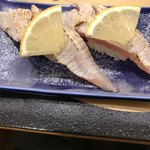 Kaisendokoro Sushitsune - 鰤炙り。塩が振ってあるので、そのままいただけます