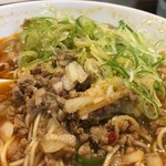 ラーメン専門店 徳川町 如水 - 牛脂で炒めた知多ハッピーポークのモモ肉そぼろ