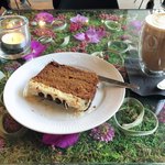 80990986 - お席のクリアテーブルの中には季節のフラワーアートが♡
                      オシャレ！