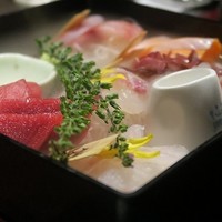 海鮮原始焼 ろば炭魚 赤羽本店 - 「ろば炭魚の秘宝箱(お刺身７種盛り合わせ)」