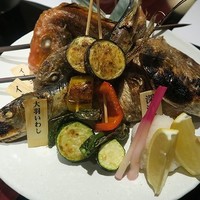 海鮮原始焼 ろば炭魚 赤羽本店 - 「囲炉裏焼き盛り合わせ」