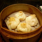 紅虎餃子房 THE BUND QUEEN 上海 - 蟹味噌入り小籠包