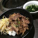 焼肉酒家 李苑 - 短角牛カルビ丼＆わかめスープ