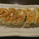 万伝餃子 - 生ジョッキセット（980円）の焼き餃子
