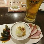万伝餃子 - 生ジョッキセット（980円）の冷菜の盛合せ