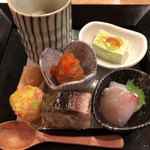 堤 - 左上から、青さと塩辛の茶碗蒸し、ブロッコリーの豆腐、ホウボウとマダコの煎り酒かけ、炙り鯖寿司、えびしんじょう、生麩田楽、あんこうとびっこ掛け
