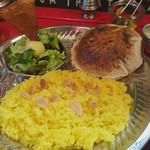 チャイカフェ バガヴァッド - ターメリックライス、サラダ、チャパティ