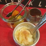 チャイカフェ バガヴァッド - 辛味スパイス、ピクルス、ヨーグルト