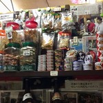 平尾酒店 - カウンター前の乾物類。