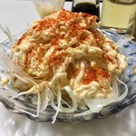 平尾酒店 - 名物という「シーチキン玉ねぎサラダ」はマヨラー御用達なアテだ(ポン酢バージョンもある)。一味もデフォでかける。