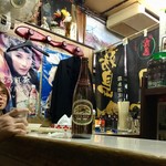 平尾酒店 - 店内風景。丸椅子に座ると、こんな視点で呑むことになるが、特に支障はない。