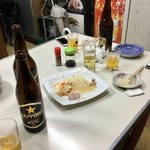 平尾酒店 - 店内風景。テーブル席ではこんな感じで呑み食いする。