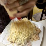 平尾酒店 - 女性が頼んだ「ソーセージ玉ねぎサラダ」。こちらには、シーチキン版に加えて魚肉ソーセージも追加されており、2人分ほどのボリュームがある。オカーサンが作成しているシーンを撮らせてもらった。