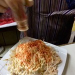 平尾酒店 - マヨネーズをかけた後、さらに一味をたっぷりとかける。