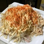 平尾酒店 - “ソーセージ玉ねぎサラダ”の完成。