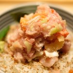 日本橋海鮮丼 つじ半 神楽坂店 - ぜいたく丼 梅 1080円 のまぐろ、中落ち、いか、数の子、胡瓜、つぶ貝、ミル貝、海老、いくら、ねぎ、海苔、胡麻