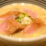 日本橋海鮮丼 つじ半 神楽坂店 - ぜいたく丼 梅 1080円 の鯛だしのワラサの胡麻ダレ和えのせ