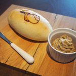 biodinamico - 焼き立てパン（おかわりOK）とパテ