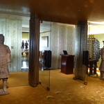 中国料理 「王朝」 - 兵馬俑像が立つ正面