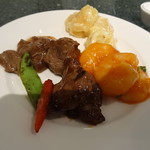 中国料理 「王朝」 - 料理をお皿に盛り付け