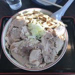 自家製太麺 渡辺 - 裏技ラーメン特大の大盛りにチャーシュー2枚増。
      ちょうど1,000円