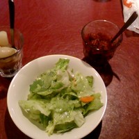 紅花別館 - 酸っぱめドレッシングでサラダが美味しい。
                福神漬けとらっきょうも一人ずつ出してもらえます(^^)