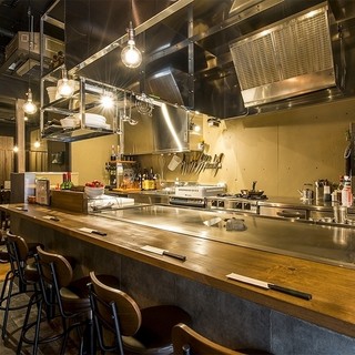 臨場感あふれる調理風景も楽しめるカウンター席