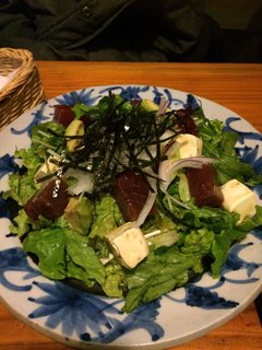 Mukokusekibarukaikyou - マグロとアボカドサラダ