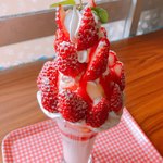 雪みるく - 雪みるくベリーたっぷりパフェ 1100円