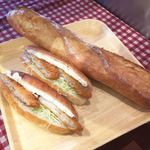ヒヨシヤ - フランスパン250円白身魚コッペ特価で180円