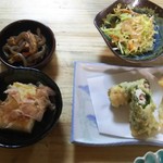 海さくら - 揚げ出し豆腐、鶏の梅肉大葉揚げ、カリカリチーズ、小鉢こんにゃくの煮物、サラダ。