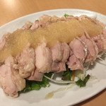 中華料理 台湾グルメ - 晩酌セット¥550(税別)の料理。
蒸し鶏にニンニクソースかけ